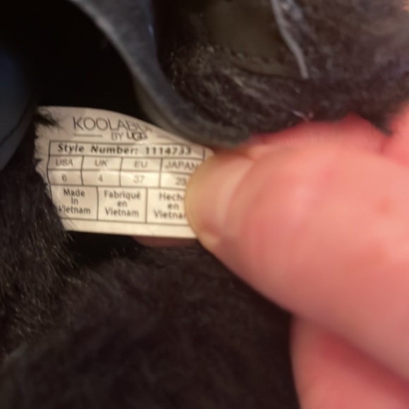 Black Kookaburra boots by Ugg, size 6 - Picture 7 of 12